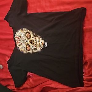 Scoop neck T-shirt with a skull on the front.